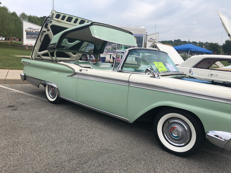 Illustration for article titled Car show in Madison (warning: obvs very big photo dump)
